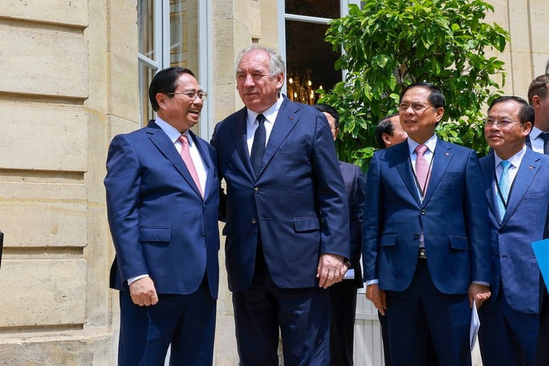 Thủ tướng Pháp Francois Bayrou giới thiệu với Thủ tướng Phạm Minh Chính không gian, kiến trúc điện Matignon. (Ảnh: VGP/Nhật Bắc) abc2.jpg