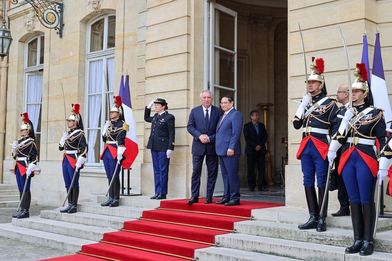 Thủ tướng Phạm Minh Chính và Thủ tướng Pháp Francois Bayrou. (Ảnh: VGP/Nhật Bắc) abc3.jpg