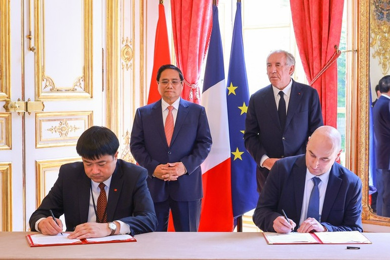Thủ tướng Phạm Minh Chính và Thủ tướng Pháp Francois Bayrou chứng kiến Lễ ký kết và trao Biên bản ghi nhớ giữa Viện hàn lâm Khoa học và Công nghệ Việt Nam và Ủy ban Năng lượng nguyên tử và Năng lượng thay thế Pháp. (Ảnh: VGP/Nhật Bắc) abc7.jpg