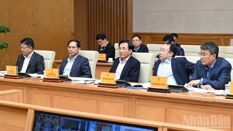 Các Phó Thủ tướng Chính phủ, lãnh đạo các bộ, ngành Trung ương tham dự phiên họp. (Ảnh: Trần Hải)