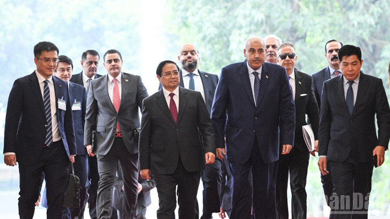 Thủ tướng Chính phủ Phạm Minh Chính nồng nhiệt chào đón Chủ tịch Hạ viện Jordan Mazen Turki El Qadi tại sảnh Trụ sở Chính phủ. (Ảnh: Trần Hải)