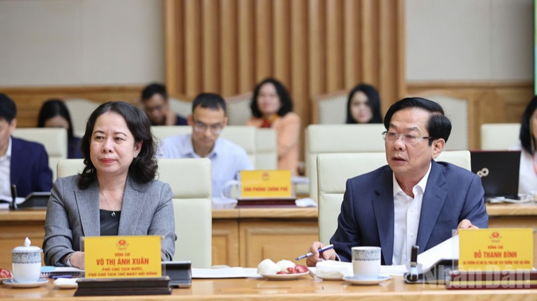 Các đồng chí lãnh đạo, đại biểu tham dự phiên họp. (Ảnh: Trần Hải)