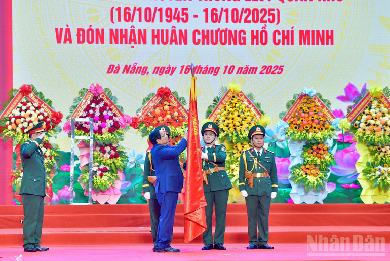 Thủ tướng Phạm Minh Chính gắn Huân chương Hồ Chí Minh lên Quân kỳ của Lực lượng vũ trang Quân khu 5. ndo_br_b3.jpg