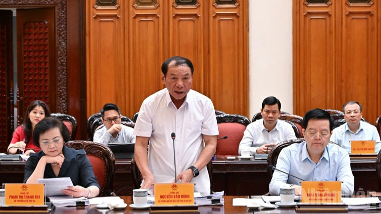Bộ trưởng Văn hóa, Thể thao và Du lịch Nguyễn Văn Hùng phát biểu ý kiến tại cuộc họp. (Ảnh: TRẦN HẢI) ndo_br_c3-7712.jpg