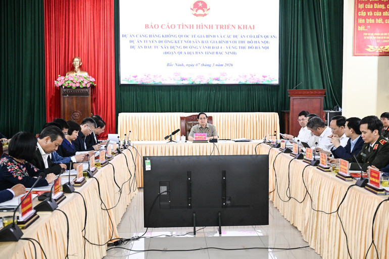 Thủ tướng Phạm Minh Ch&iacute;nh chủ tr&igrave; cuộc l&agrave;m việc với c&aacute;c bộ, ng&agrave;nh, địa phương, đơn vị li&ecirc;n quan về th&uacute;c đẩy tiến độ x&acirc;y dựng Cảng h&agrave;ng kh&ocirc;ng quốc tế Gia B&igrave;nh. (Ảnh: Trần Hải)