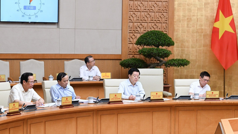 Các thành viên Chính phủ, đại biểu tham dự cuộc họp. a4-344.jpg