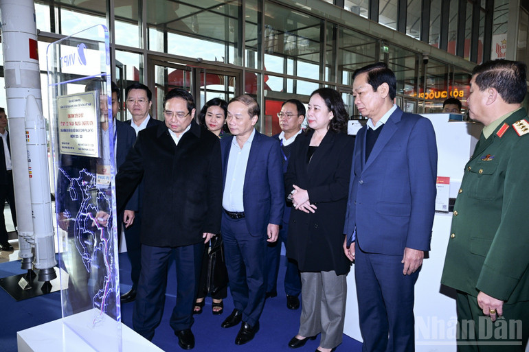 Thủ tướng Phạm Minh Chính tham quan một gian trưng bày sản phẩm công nghệ cao chào mừng Đại hội Thi đua yêu nước lần thứ XI. (Ảnh: TRẦN HẢI)