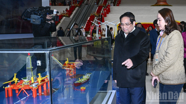 Thủ tướng Phạm Minh Chính đi thị sát, kiểm tra các gian trưng bày thành tựu phát triển kinh tế xã hội của các bộ, ngành, cơ quan, tập đoàn, doanh nghiệp tiêu biểu. (Ảnh: TRẦN HẢI)