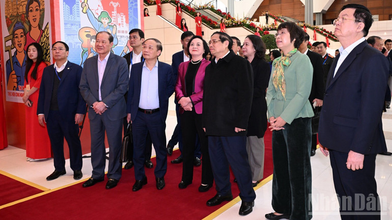 Thủ tướng Phạm Minh Chính và các đồng chí lãnh đạo đi kiểm tra công tác chuẩn bị cho Đại hội Thi đua yêu nước toàn quốc lần thứ XI. (Ảnh: TRẦN HẢI)