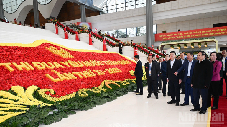 Thủ tướng Phạm Minh Chính đi kiểm tra các hạng mục tại Trung tâm Hội nghị quốc gia chuẩn bị cho Đại hội Thi đua yêu nước toàn quốc lần thứ XI. (Ảnh: TRẦN HẢI)