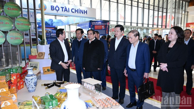 Thủ tướng Phạm Minh Chính tham quan một gian trưng bày sản phẩm tiêu biểu chào mừng Đại hội Thi đua yêu nước toàn quốc lần thứ XI. (Ảnh: TRẦN HẢI)