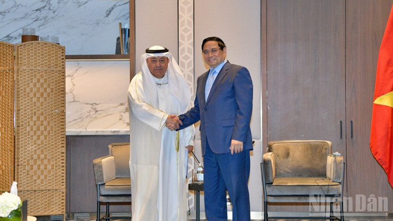 Thủ tướng Phạm Minh Chính và Bộ trưởng Dầu mỏ Kuwait Tariq Suleiman Al-Roumi. (Ảnh: THANH GIANG)