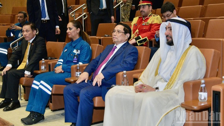 Statsminister Pham Minh Chinh lytter til en introduksjon om Al-Zour petrokjemiske raffinerikompleks. (Foto: THANH GIANG) ndo_br_unnamed-3439.jpg