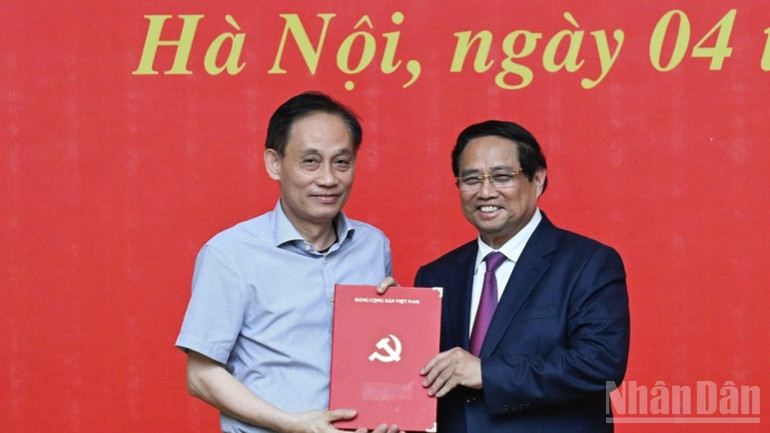 Thủ tướng Phạm Minh Chính trao Quyết định của Bộ Chính trị cho đồng chí Lê Hoài Trung, Bí thư Trung ương Đảng, Quyền Bộ trưởng Ngoại giao. (Ảnh: Trần Hải) ndo_br_b7-5239.jpg