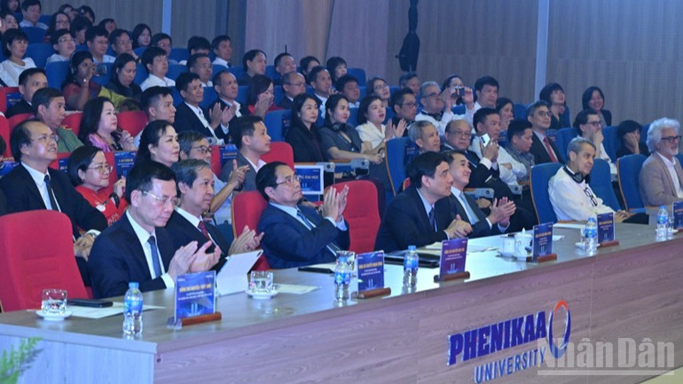 Thủ tướng Phạm Minh Chính và các đồng chí lãnh đạo, các đại biểu. tham dự buổi lễ. (Ảnh: TRẦN HẢI) Thủ tướng Phạm Minh Chính và các đồng chí lãnh đạo, các đại biểu. tham dự buổi lễ. (Ảnh: TRẦN HẢI)