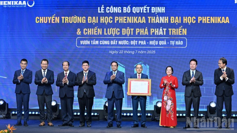 Thủ tướng Phạm Minh Chính chúc mừng Đại học Phenikaa đón nhận Quyết định của Thủ tướng Chính phủ. (Ảnh: TRẦN HẢI) Thủ tướng Phạm Minh Chính chúc mừng Đại học Phenikaa đón nhận Quyết định của Thủ tướng Chính phủ. (Ảnh: TRẦN HẢI)