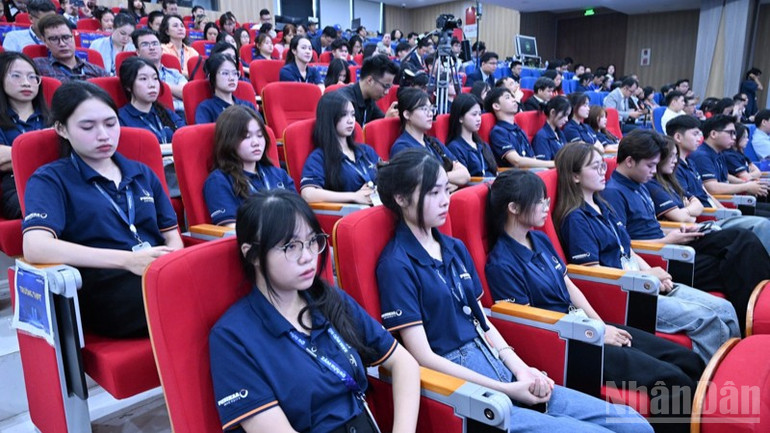 Các sinh viên Đại học Phenikaa tham dự buổi lễ. (Ảnh: TRẦN HẢI) Các sinh viên Đại học Phenikaa tham dự buổi lễ. (Ảnh: TRẦN HẢI)