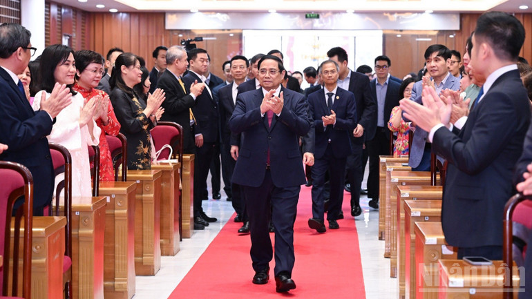 Thủ tướng Phạm Minh Chính tới thăm, làm việc với Viện Hàn lâm Khoa học xã hội Việt Nam. (Ảnh: TRẦN HẢI)