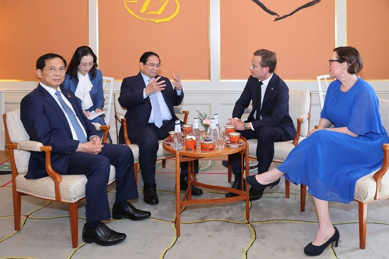 Thủ tướng Chính phủ Phạm Minh Chính trao đổi với Thủ tướng Thụy Điển Ulf Kristerson. (Ảnh: VGP/Nhật Bắc) aa5.jpg