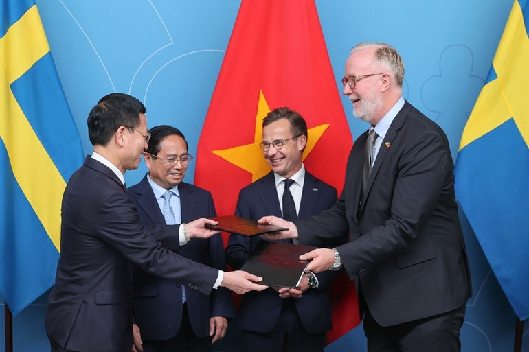 Hai Thủ tướng chứng kiến lễ trao thỏa thuận Đối tác chiến lược ngành về hợp tác khoa học, công nghệ, đổi mới sáng tạo và chuyển đổi số giữa Bộ Khoa học và Công nghệ Việt nam và Bộ Ngoại giao Thuỵ Điển. (Ảnh: VGP/Nhật Bắc) aa8.jpg