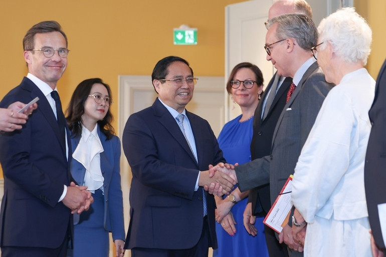 Thủ tướng Thụy Điển Ulf Kristerson giới thiệu Đoàn đại biểu cấp cao Thụy Điển. (Ảnh: VGP/Nhật Bắc) aa3.jpg
