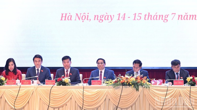 Bí thư Đảng ủy Chính phủ, Thủ tướng Chính phủ Phạm Minh Chính và Đoàn Chủ tịch Đại hội. (Ảnh: TRẦN HẢI) ndo_br_b9-2947.jpg