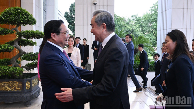 Thủ tướng Chính phủ Phạm Minh Chính nồng nhiệt chào đón Bộ trưởng Ngoại giao Trung Quốc Vương Nghị, Bộ trưởng Công an Trung Quốc Vương Tiểu Hồng, Bộ trưởng Quốc phòng Trung Quốc Đổng Quân tại sảnh Trụ sở Chính phủ. (Ảnh: TRẦN HẢI)