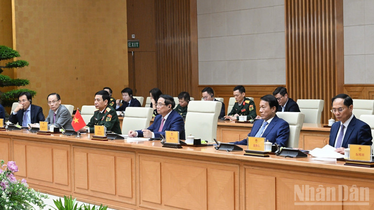 Thủ tướng Phạm Minh Chính cùng Bộ trưởng Ngoại giao Lê Hoài Trung, Bộ trưởng Quốc phòng Phan Văn Giang, Bộ trưởng Công an Lương Tam Quang và lãnh đạo các bộ, ngành Việt Nam tham dự buổi tiếp. (Ảnh: TRẦN HẢI)