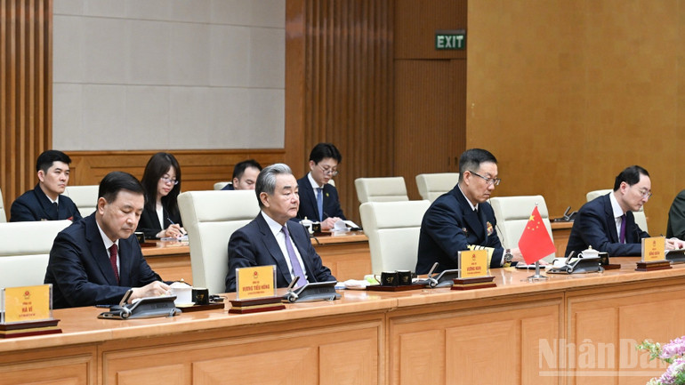 Bộ trưởng Ngoại giao Trung Quốc Vương Nghị, Bộ trưởng Công an Trung Quốc Vương Tiểu Hồng, Bộ trưởng Quốc phòng Trung Quốc Đổng Quân tham dự buổi tiếp. (Ảnh: TRẦN HẢI)