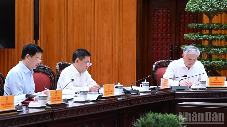 Các Phó Thủ tướng Chính phủ tham dự cuộc họp. (Ảnh: TRẦN HẢI) ndo_br_a5-5899.jpg