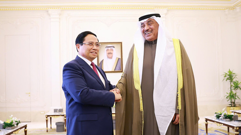 Prime Minister Pham Minh Chinh and Crown Prince of Kuwait Sheikh Sabah Khaled Al-Hamad Al-Sabah. (Photo: Nhat Bac/VGP) a2-6359-6365.jpg