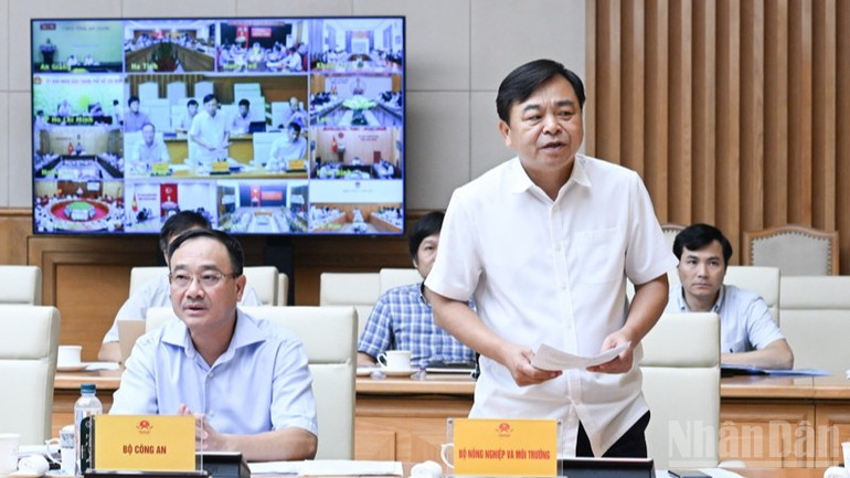 Lãnh đạo Bộ Nông nghiệp và Môi trường báo cáo tại phiên họp. (Ảnh: TRẦN HẢI) ndo_br_b11-850.jpg