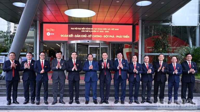 Bí thư Đảng ủy Chính phủ, Thủ tướng Chính phủ Phạm Minh Chính và lãnh đạo Tập đoàn Điện lực Việt Nam (Ảnh: Trần Hải). ndo_br_a2-4578.jpg