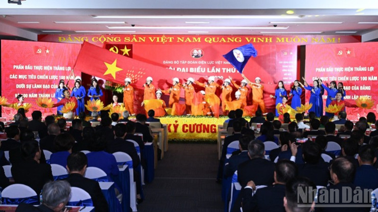 Một tiết mục văn nghệ được biểu diễn chào mừng Đại hội đại biểu Đảng bộ EVN (Ảnh: Trần Hải). ndo_br_a1-377.jpg