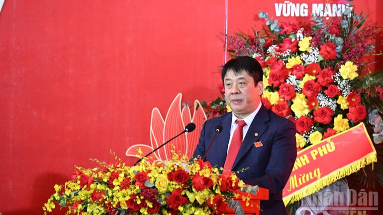 Tổng giám đốc Tập đoàn Điện lực Việt Nam (EVN) Nguyễn Anh Tuấn báo cáo tại Đại hội (Ảnh: Trần Hải). ndo_br_a11-6899.jpg