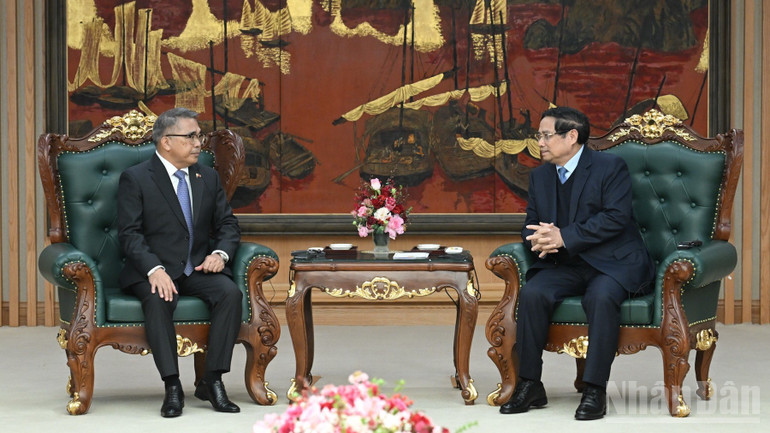 Thủ tướng Chính phủ Phạm Minh Chính tiếp Đại sứ Philippines tại Việt Nam Meynardo Los Banos Montealegre. (Ảnh: Trần Hải)