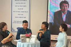 Nhà văn Lưu Chấn Vân (thứ 2 từ phải qua) giao lưu tại hội thảo. (Ảnh: THU HƯƠNG)
