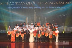 Tặng cờ lưu niệm cho các đơn vị tham gia liên hoan. (Ảnh: LINH BẢO)