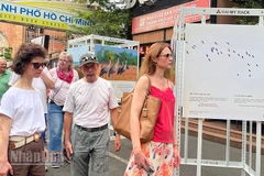 Khách nước ngoài tham quan Đường Sách Thành phố Hồ Chí Minh. (Ảnh: LINH BẢO)