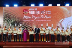 Trao tặng danh hiệu Nghệ nhân cho các đầu bếp trên cả nước. (Ảnh: LINH BẢO)