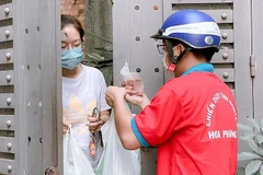 Đội thanh niên tình nguyện giao hàng miễn phí cho người dân tại trung tâm Thành phố dịch trong đại dịch Covid-19 (Ảnh: LINH BẢO).