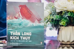 Bìa cuốn sách "Thần long kích thủy - Lịch sử thuyền chiến Việt Nam". (Ảnh: LINH BẢO)