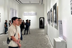 Nhiều bạn trẻ tham quan triển lãm nghệ thuật "Phổ thinh lặng". (Ảnh: Linh Bảo)