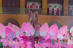 Tiết mục mở màn chương trình nghệ thuật "Hành trình thế kỷ". (Ảnh: MẠNH HẢO)