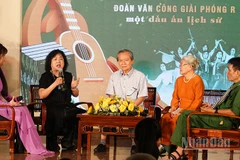 Giao lưu với các nhân chứng lịch sử, các nghệ sĩ từng hoạt động trong Đoàn Văn công Giải phóng. (Ảnh: MẠNH HẢO)