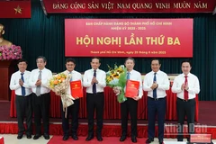 Đồng chí Trần Lưu Quang, Bí thư Thành ủy Thành phố Hồ Chí Minh, và các đồng chí Phó Bí thư Thành ủy tặng hoa chúc mừng đồng chí Dương Anh Đức và đồng chí Nguyễn Mạnh Cường. (Ảnh: LINH BẢO)