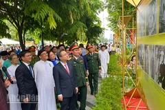 Các đại biểu tham quan triển lãm tại Công viên Lam Sơn. (Ảnh MẠNH HẢO)