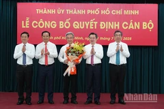 Các đồng chí Thường trực Thành ủy Thành phố Hồ Chí Minh chúc mừng đồng chí Đặng Minh Thông. (Ảnh: MẠNH HẢO)