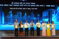Lãnh đạo Thành phố Hồ Chí Minh trao tặng Giải thưởng Sáng tạo ở lĩnh vực Quản lý Nhà nước. (Ảnh MẠNH HẢO)