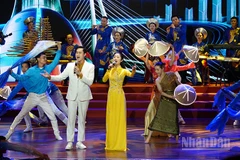 Các ca sĩ trẻ biểu diễn trong chương trình Hội nghị tổng kết 50 năm văn học, nghệ thuật Thành phố Hồ Chí Minh sau ngày đất nước thống nhất. (Ảnh: LINH BẢO)